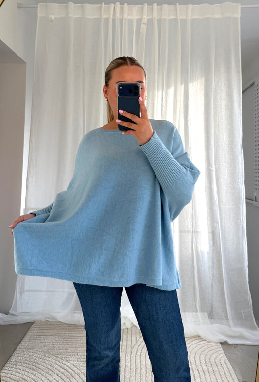 Camilla Pulli in Blau