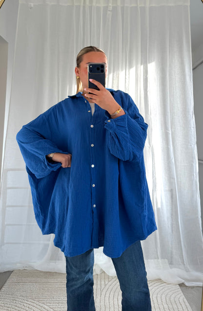 Oversized Musselin Bluse in Royal Blau