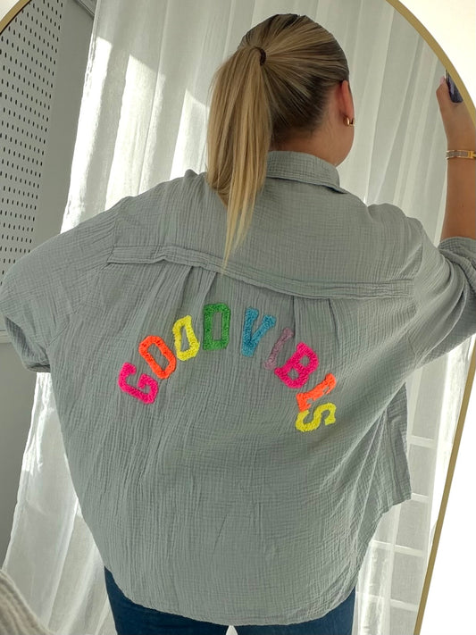 Good Vibes - Musselin Bluse in Grau