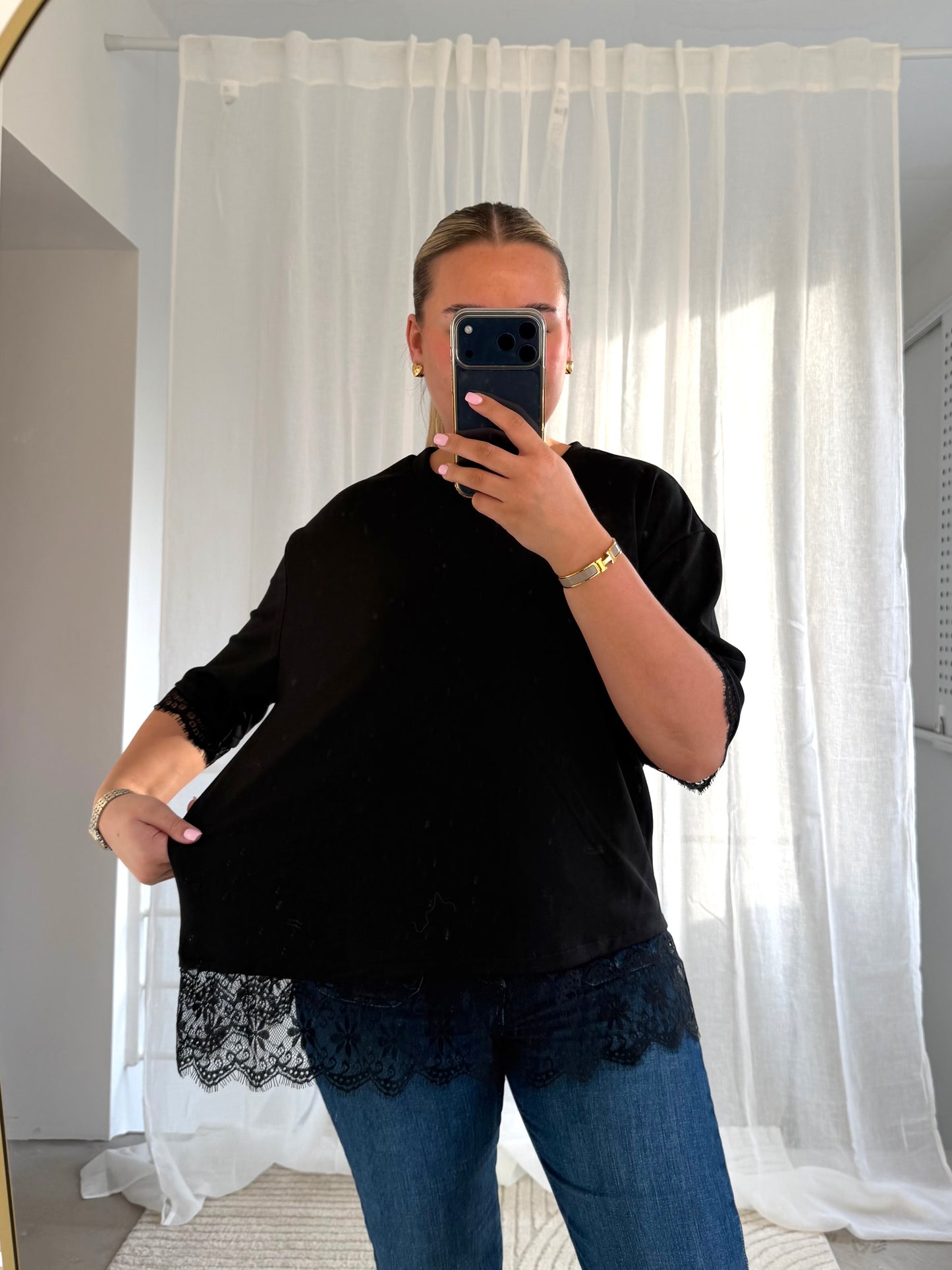 Butterstoff Oberteil mit Spitze in Schwarz