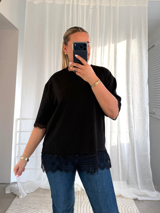 Butterstoff Oberteil mit Spitze in Schwarz